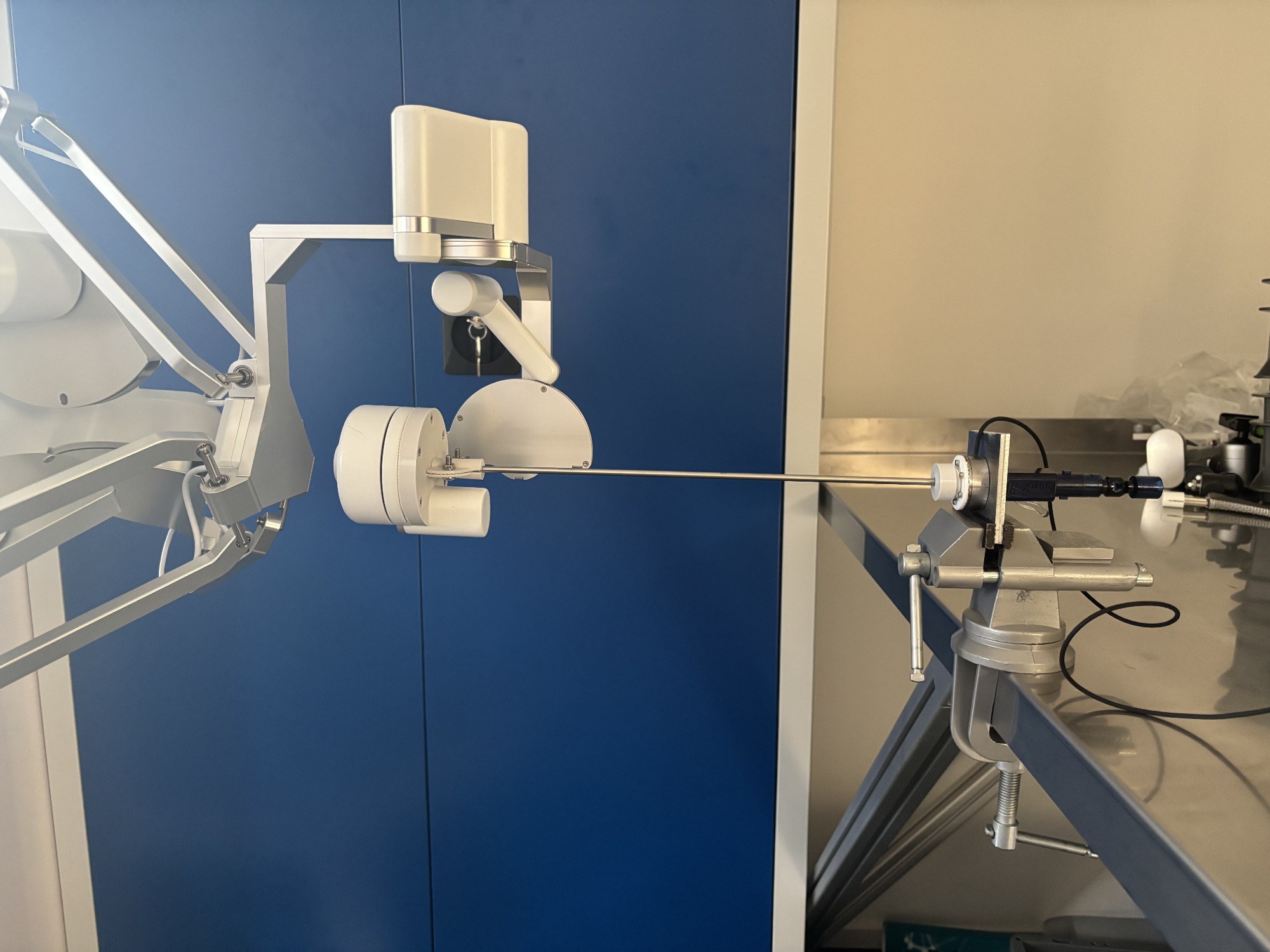 Haptic reference device connected to a surgical instrument and proximal force sensor
